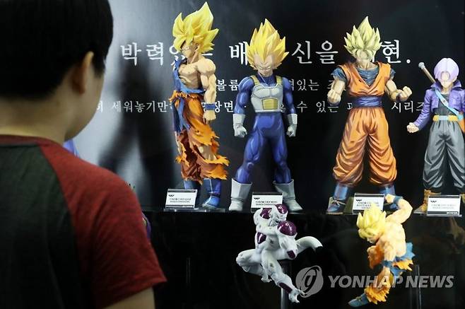 서울 강남구 삼성동 코엑스에서 열린 건프라 엑스포 KOREA 2018을 찾은 어린이가 드래곤볼 프라모델을 살펴보고 있다. 연합뉴스