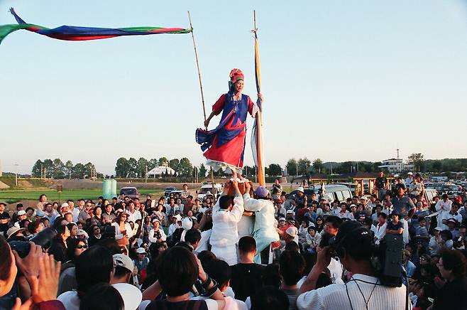 1998년 경기 파주시에서 ‘통일 기원 판굿’을 연 모습. 한겨레 자료사진