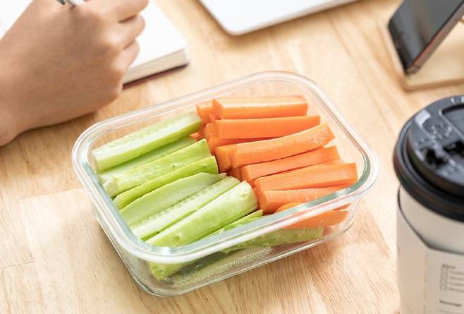 당근 속 효소가 오이 속 비타민C를 산화시킬 수 있다. 건강한 사람은 괜찮지만, 당뇨병 등으로 비타민C 전환 능력이 떨어졌다면 당근을 기름에 볶아 이 효소를 없애는 게 좋다 ./사진=클립아트코리아