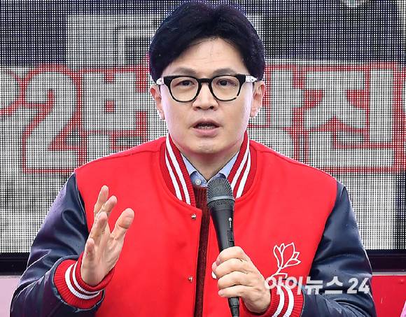 한동훈 국민의힘 총괄선거대책위원장이 지난 29일 오전 서울 동작구 성대시장에서 장진영(동작구갑), 나경원(동작구을) 후보 지원유세를 하고 있다. [사진=곽영래 기자]
