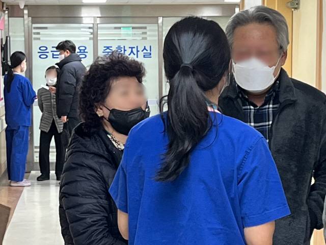 ▲ 정부가 진료지원(PA) 간호사 제도 개선 입장을 밝힌 가운데 지난 10일 도내 한 대학병원 응급전용 중환자실에서 간호사들이 보호자들에게 환자 상태를 설명하고 있다. [강원도민일보 자료사진]