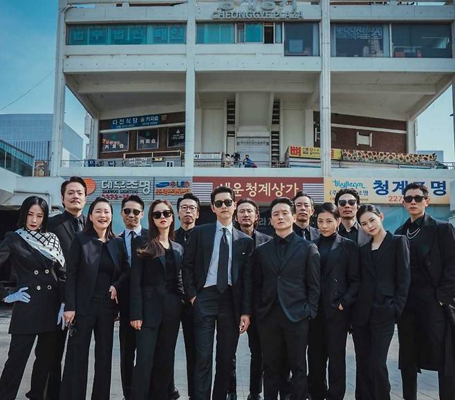 The cast of "Vincenzo" poses in front of the Sewoon-Cheonggye Shopping Mall. (tvN)