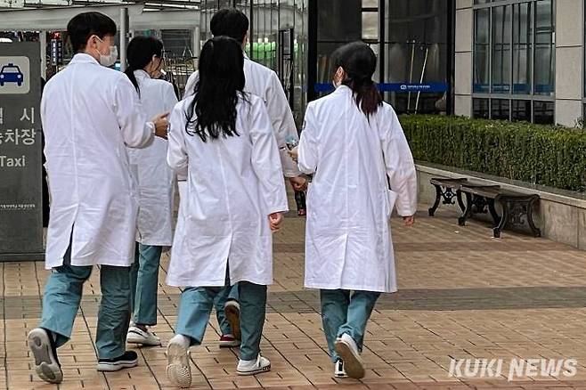 서울의 한 대학병원에서 의료진들이 이동하고 있다. 사진=임형택 기자