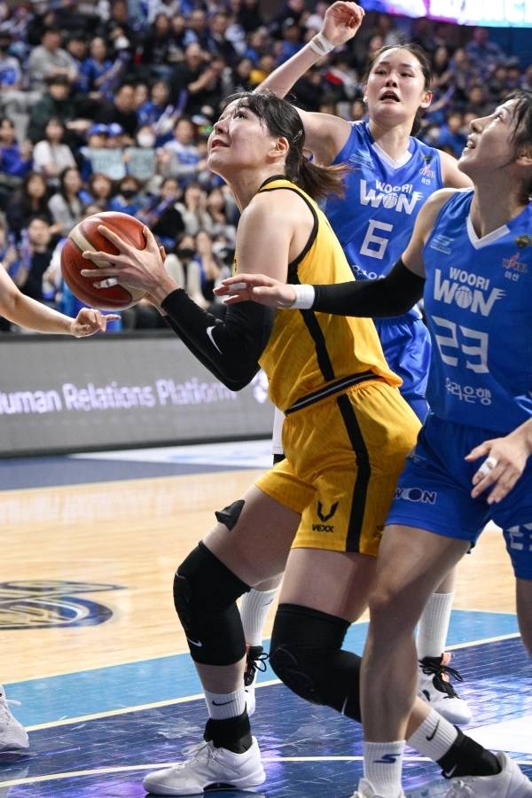 KB스타즈의 답은 결국 박지수다. 그가 코트 전체를 지배할 때 승리할 수 있다. 사진=WKBL 제공