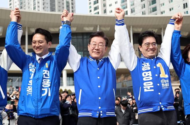 이재명 더불어민주당 대표가 17일 오후 경기 화성시 동탄호수공원에서 지지자들에게 인사하고 있다. 왼쪽부터 전용기(화성정) 후보, 이 대표, 공영운(화성을) 후보. 2024.3.17/뉴스1