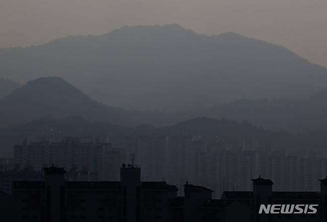 [광주=뉴시스] 이영주 기자 = 광주지역 초미세먼지 농도가 '나쁨' 수준을 보인 23일 오후 광주 남구 사직공원에서 바라본 무등산국립공원 방면이 뿌옇다. 2023.11.23. leeyj2578@newsis.com