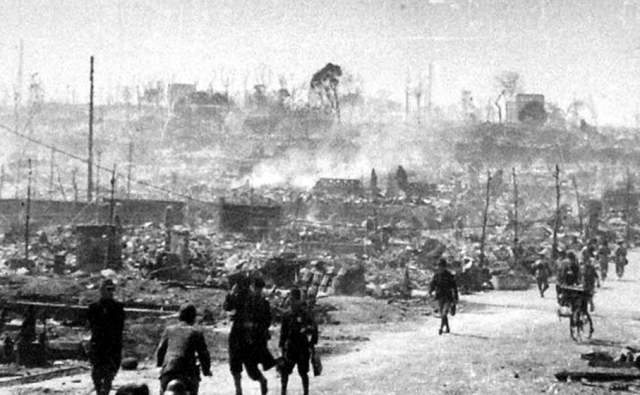 ▲ 1945년 3월10일 공습 뒤의 도쿄 주거지역. 일본은 잇단 공습으로 엄청난 피해를 겪었기에 미군 폭격기 승무원들에 대한 적개심이 높았고, 포로를 마구 죽이는 만행을 저질렀다. ⓒ石川光陽