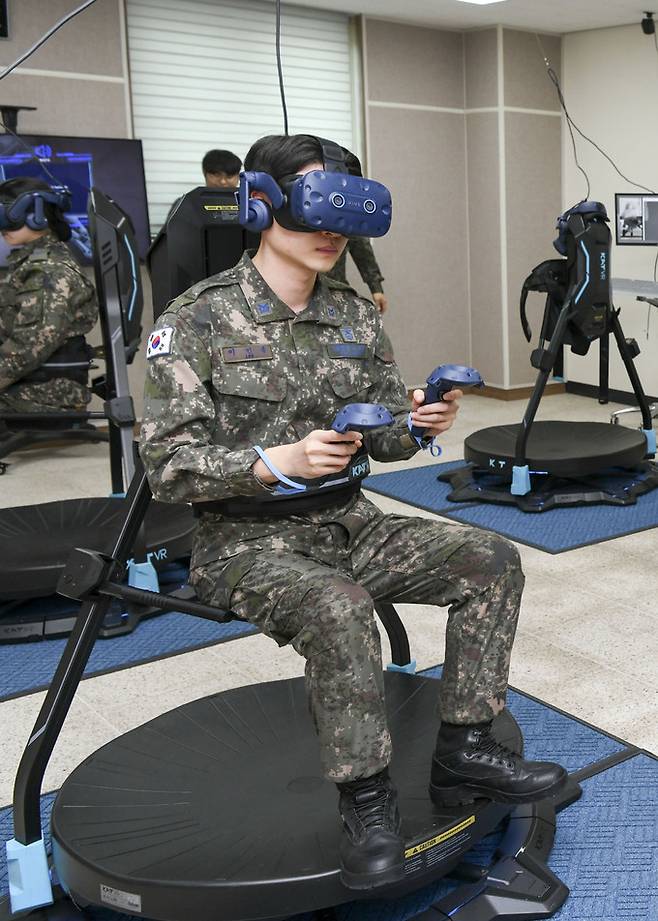 지난 27일 충북 서산의 공군 제20전투비행단 과학화 정비훈련센터에서 공군 정비사가 VR 시뮬레이터를 활용해 랜딩기어 탈착 훈련을 진행하고 있다. 공군 제공.
