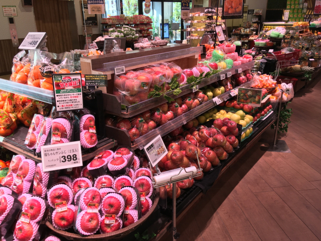 일본 최대 슈퍼마켓 체인인 라이프코퍼레이션의 한 매장에서 솔루엠 ESL이 사과 가격을 표시하고 있다. 사진제공=솔루엠