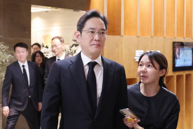 이재용 삼성전자 회장이 30일 오후 서울 서대문구 연세대학교 신촌 세브란스병원 장례식장에 마련된 고 조석래 효성그룹 명예회장의 빈소를 조문 후 나오며 취재진의 질문을 받고 있다. 연합뉴스