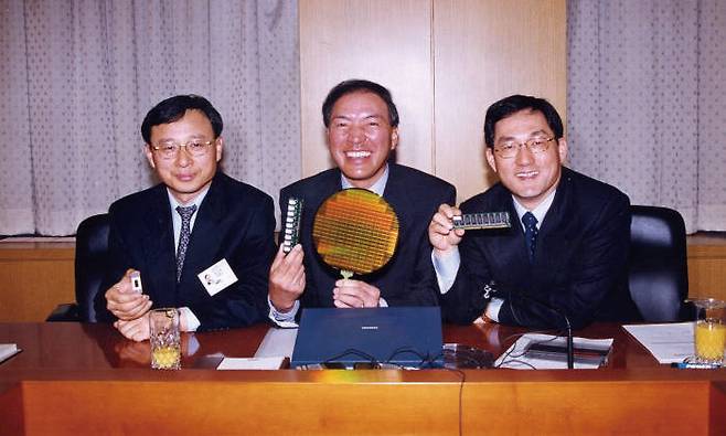 1999년 256MD램 세계 최초 양산을 알리는 삼성전자 경영진. 맨 오른쪽이 임형규 당시 부사장이다. [임형규 사장]