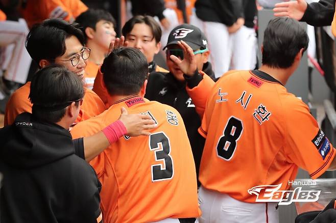 ▲ 한화 이글스 안치홍이 이적 첫 홈런을 신고했다. 한화 동료들이 안치홍을 축하해 주고 있다. ⓒ 한화 이글스