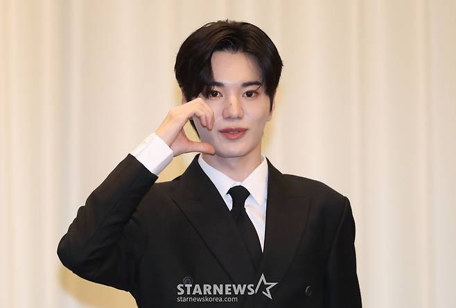 [서울=뉴시스] 황준선 기자 = 그룹 인피니트의 이성종이 31일 오후 서울 서초구 더리버사이드호텔에서 열린 7집 미니앨범 '비긴(13egin)' 발매 기자 간담회에서 포즈를 취하고 있다. 2023.07.31. hwang@newsis.com /사진=황준선
