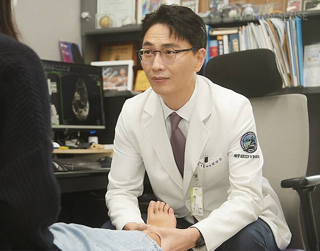 김진수 • 세종스포츠정형외과의원 대표원장 • 대한민국농구협회 의무이사 • 대한스포츠의학회 총무이사 • 서울이랜드, SK나이츠 팀 닥터