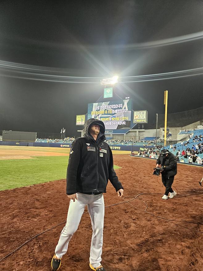 SSG 랜더스 좌완 선발투수 김광현이 29일 대구삼성라이온즈파크에서 열린 삼성 라이온즈와의 원정경기에서 역대 최소경기이자 KBO리그 통산 4번째로 160승을 달성한 뒤 후배들에게 물 세례를 받고 웃고 있다. SSG 랜더스 제공