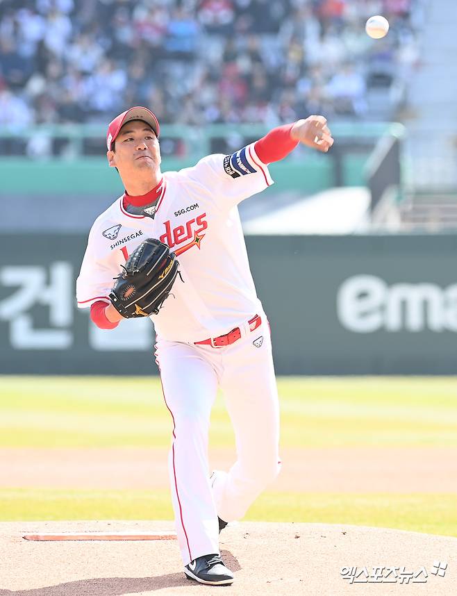 SSG 랜더스 선발투수 김광현이 선발 등판해 역투하고 있다. 엑스포츠뉴스 DB