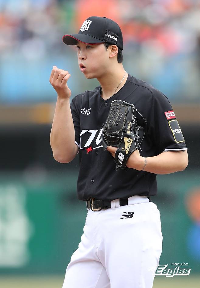 30일 오후 대전 한화생명이글스파크에서 열린 2024 신한 SOL Bank KBO리그 KT 위즈와 한화 이글스의 경기, 한화가 페라자와 안치홍의 홈런을 앞세워 8대5 승리를 거뒀다. KT 선발투수로 등판한 엄상백은 3이닝 4실점으로 물러났다. 한화 이글스