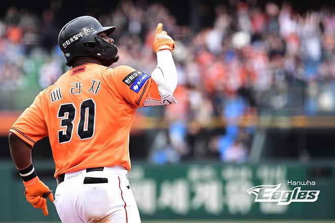 30일 오후 대전 한화생명이글스파크에서 열린 2024 신한 SOL Bank KBO리그 KT 위즈와 한화 이글스의 경기, 한화가 페라자와 안치홍의 홈런을 앞세워 8대5 승리를 거뒀다. 선제 솔로포를 터뜨린 페라자가 세리머니를 하고 있다. 한화 이글스