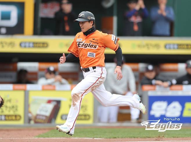 30일 오후 대전 한화생명이글스파크에서 열린 2024 신한 SOL Bank KBO리그 KT 위즈와 한화 이글스의 경기, 한화가 페라자와 안치홍의 홈런을 앞세워 8대5 승리를 거뒀다. 정은원이 홈인하고 있다. 한화 이글스