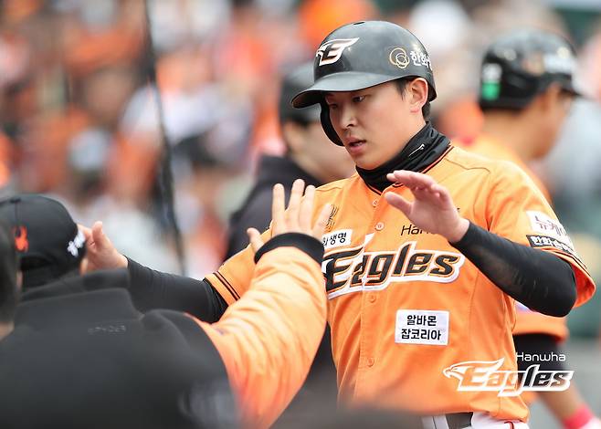 30일 오후 대전 한화생명이글스파크에서 열린 2024 신한 SOL Bank KBO리그 KT 위즈와 한화 이글스의 경기, 한화가 페라자와 안치홍의 홈런을 앞세워 8대5 승리를 거뒀다. 한화 정은원이 득점 후 세리머니를 하고 있다. 한화 이글스