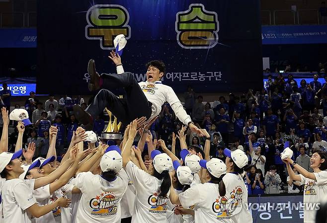 우승 헹가래 (아산=연합뉴스) 양영석 기자 = 여자 프로농구 아산 우리은행 농구단이 30일 열린 챔피언결정전 4차전에서 KB스타즈를 꺾고 우승했다. 선수들이 위성우 감독 헹가래를 치며 즐거워하고 있다. 2024.3.30 youngs@yna.co.kr