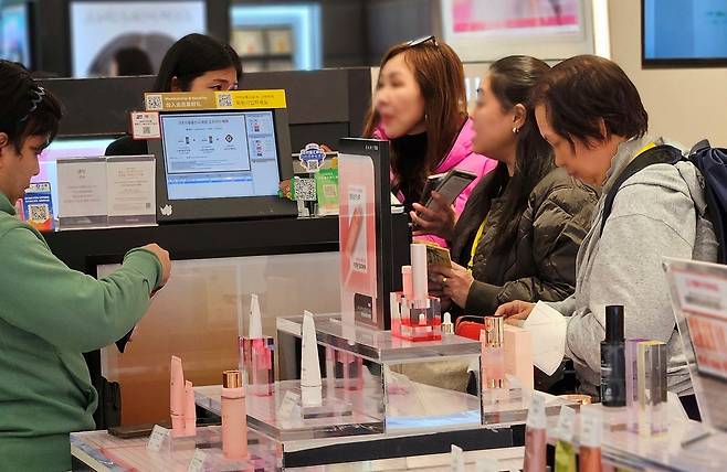 29일 동남아 관광객이 신세계면세점 서울 명동점 화장품 매장에 방문해 쇼핑을 하는 모습(신세계면세점 제공)