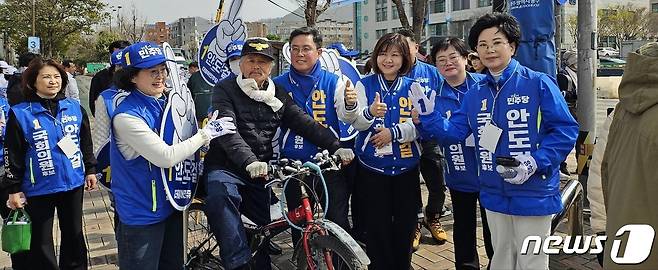 광주 동남을에 출마한 안도걸 더불어민주당 후보가 광주 동구 조선대학교 앞에서 유세를 하고 있다.(후보측 제공)2024.3.31./뉴스1