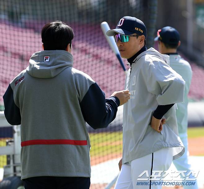 후배들과 인사를 나눈 뒤 다시 훈련에 집중하는 이승엽 감독