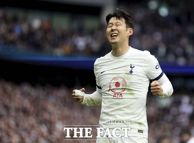 토트넘의 '캠틴' 손흥민이 31일 루턴 타운과 EPL 30라운드 홈경기에서 후반 41분 역전 결승골로 리그 15호골을 완성한 뒤 기뻐하고 있다./런던=AP.뉴시스