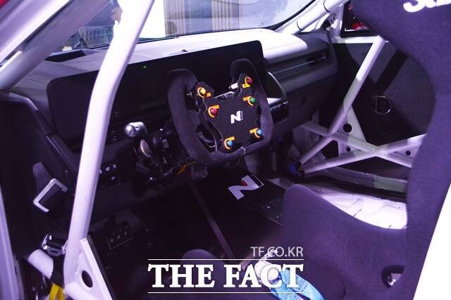 29일 강원도 인제 스피디움에 전시된 '아이오닉 5 N eN1 컵카' 내부 모습. /김태환 기자