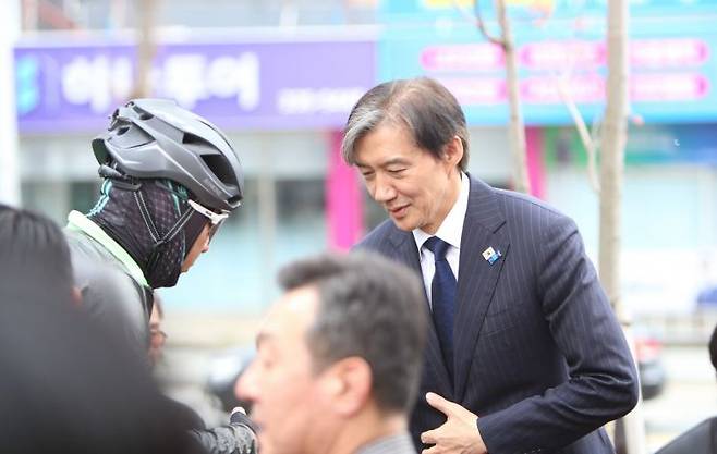 조국 조국혁신당 대표가 경남 김해여객터미널 인근에서 열린 기자회견에 찾아온 지지자와 악수를 나누고 있다. [사진=이세령 기자]