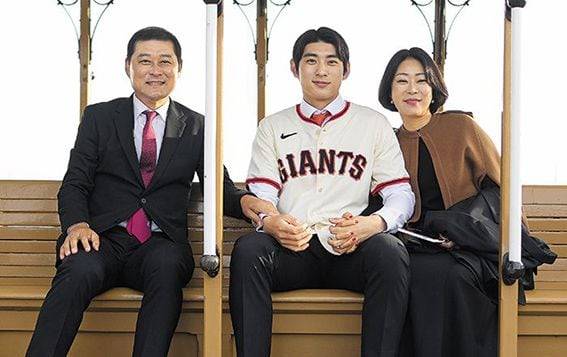 미 프로야구 샌프란시스코 자이언츠와 계약한 이정후(가운데)가 아버지 이종범 전 LG 코치, 어머니 정연희씨와 샌프란시스코 명물인 전차 안에서 기념 촬영을 했다. /게티이미지코리아