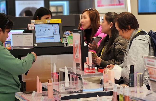 29일 동남아 관광객이 신세계면세점 서울 명동점 화장품 매장에 방문해 쇼핑을 하는 모습. /신세계면세점