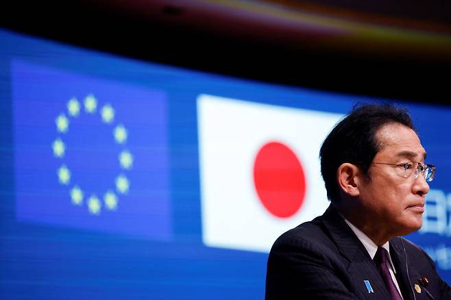 기시다 후미오 일본 총리가 지난해 7월, 벨기에 브뤼셀에서 열린 EU·일본 정상회담 중 기자회견에 참석한 모습. / 로이터