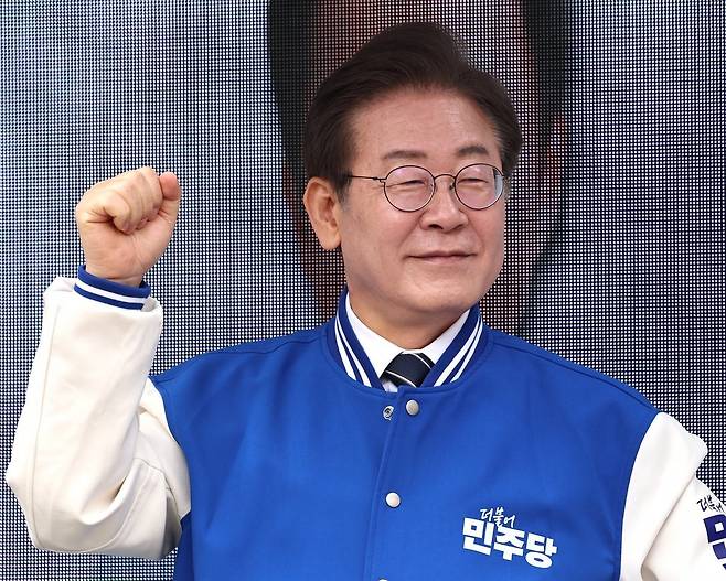 이재명 더불어민주당 대표 겸 상임공동선거대책위원장(오른쪽)이 30일 오전 서울 송파구 석촌호수 인근에서 송기호(송파을) 후보 지원유세를 하고 있다. 2024.3.30/뉴스1