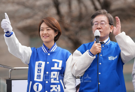 이재명(오른쪽) 더불어민주당 대표와 고민정 서울 광진을 후보. <디지털타임스 DB>