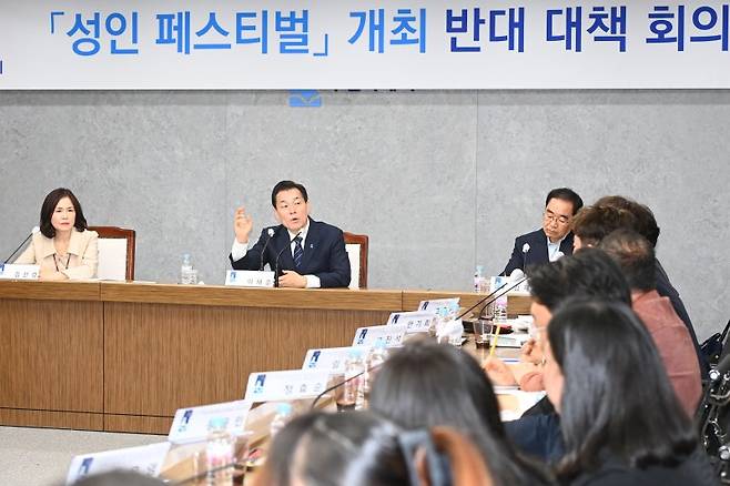 이재준 경기 수원시장(왼쪽 두번째)이 성인 페스티벌의 초등학교 인근 개최를 반대하는 대책회의를 지난 3월 29일 시청 상황실에서 갖고 있다. 수원시 제공