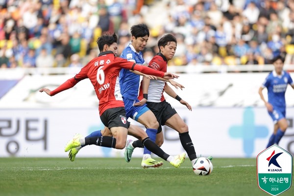 전진우(중앙, 수원삼성). 한국프로축구연맹 제공