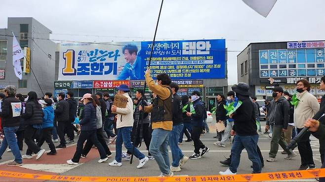 ‘정의로운 전환을 위한 충남노동자 행진’ 참가자들이 30일 오후 충남 태안 도심에서 정부에 대책 마련을 촉구하며 집회를 하고 있다. 태안/옥기원 기자 ok@hani.co.kr