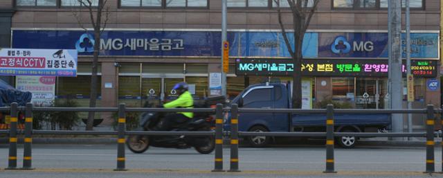 31일 한 오토바이가 대구 수성구 수성새마을금고 앞을 지나가고 있다. 전준호 기자