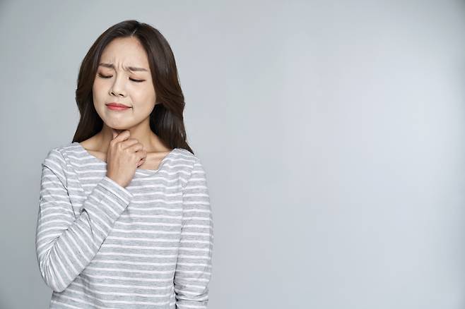 인후 스프레이는 인후 표면에 달라붙은 세균이나 바이러스를 씻어내는 효과가 있다.  /게티이미지뱅크