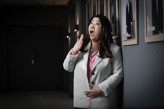 크리에이터 '링링 언니' 윤기선씨는 쥬얼리 샵을 운영하는 다재다능한 시니어 Vlog 크리에이터다. [사진 신인섭 기자]