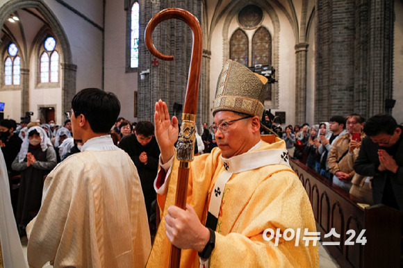 31일 부활절을 맞아 서울 중구 명동성당에서 열린 '주님 부활대축일 낮미사'에서 정순택 대주교가 미사를 집전하기 위해 입장하고 있다. [사진=사진공동취재단]