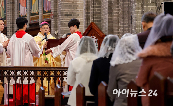 31일 부활절을 맞아 서울 중구 명동성당에서 열린 '주님 부활대축일 낮미사'에서 정순택 대주교가 미사를 집전하고 있다. [사진=사진공동취재단]