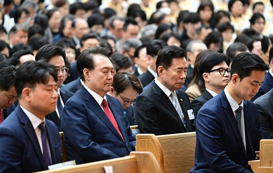 윤석열 대통령이 31일 서울 강동구 명성교회에서 열린 부활절 연합예배에 참석해 기도하고 있다. 대통령실사진기자단