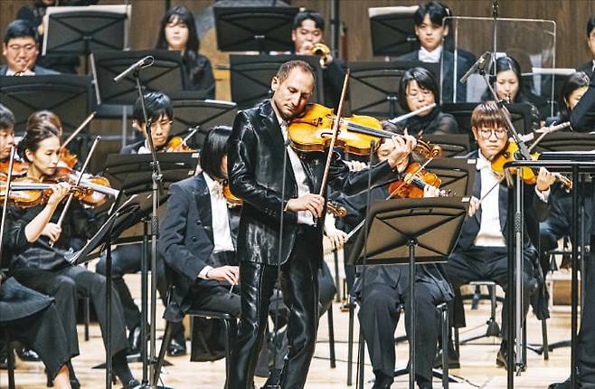 지난 29일 통영국제음악당 콘서트홀에서 열린 통영국제음악제(TIMF) 개막 공연에서 비올리스트 앙투안 타메스티와 통영페스티벌오케스트라가 ‘이탈리아의 해럴드’를 협연하고 있다.  TIMF 제공