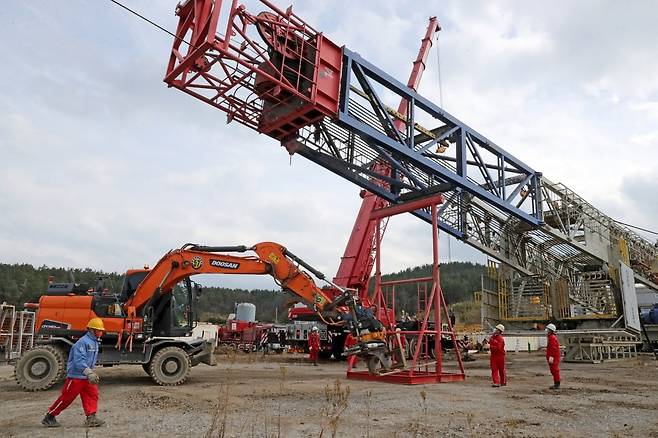 경북 포항시 북구 흥해읍 포항지열발전부지에서 2017년 11월 포항지진을 촉발한 지열발전소의 시추기가 철거되고 있다. 사진=연합뉴스