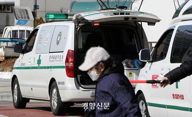 전공의 집단사직 장기화로 인해 정부가 비대면 진료를 전면 허용한 지난달 23일 서울의 한 대학병원에 응급차가 대기하고 있다. 김창길 기자