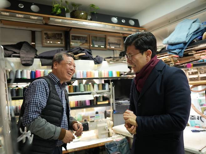 서울 마포갑 유세에 나선 조정훈 국민의힘 후보가 지역 상인과 대화하고 있다. 조정훈 후보 측 제공