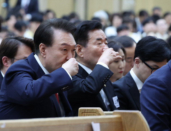 윤석열 대통령과 김진표 국회의장이 부활절인 31일 서울 강동구 소재 명성교회에서 열린 ‘2024 한국교회부활절연합예배’에서 성찬 예식중 포도주를 마시고 있다. 2024.3.31 연합뉴스